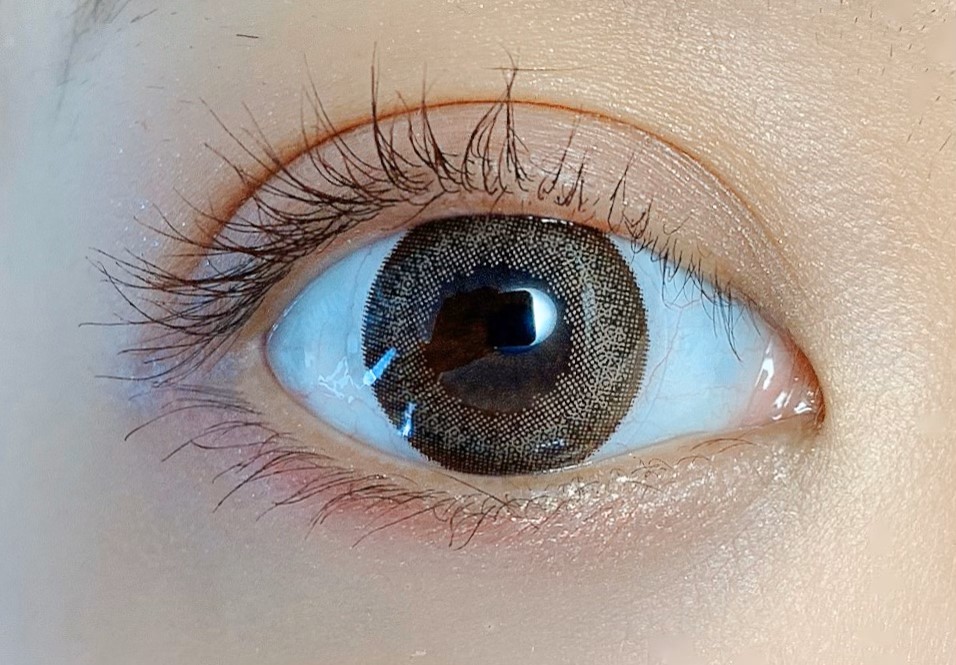 フェリアモ　カラコン　白石麻衣